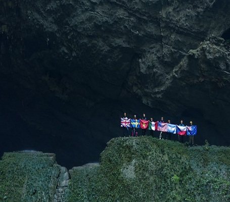 Hình ảnh lá cờ tổ quốc của 8 nước được đoàn gắn kết lại trong hang Sơn Đoòng